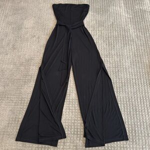 White House Black Market flowy blk strapless jumpsuit w/tie-waist & slits Size M